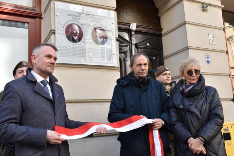 To stąd zabrało go gestapo. Przy ul. Długiej 2 odsłonięto tablicę ku czci Leona Barciszewskiego