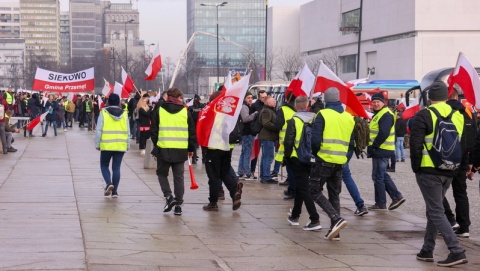 Autokarami, pociągami i prywatnymi samochodami. Rolnicy z regionu pojechali do Warszawy