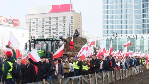 Protestujący rolnicy ruszyli ulicami Warszawy pod Sejm. Użyli petard i syren