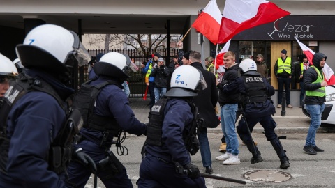 Starcia przed Sejmem. Demonstranci rzucali kostką brukową, policja użyła gazu łzawiącego