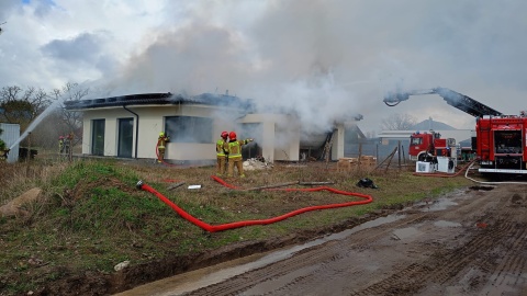 10 zastępów straży gasiło pożar domu w Łochowie. Część dachu się zawaliła [zdjęcia]