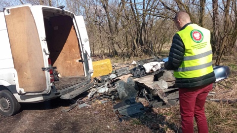 Zaparkowali busa w lesie i wyładowywali śmieci. Przyłapali ich inspektorzy WIOŚ