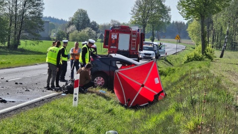 Kierowcy zginęli na miejscu. Czołowe zderzenie samochodów w Płociczu na dk nr 25 [aktualizacja]