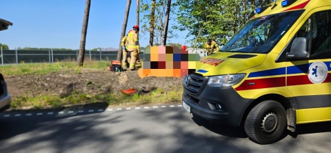 Wypadek w Kruszynie Krajeńskim. Motocykl wypadł z drogi i uderzył w drzewo [aktualizacja]