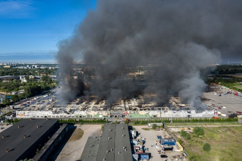 Kłęby dymu nad Warszawą. Spłonęło niemal całe centrum handlowe przy ul. Marywilskiej [wideo]