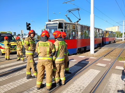 Zderzenie tramwaju z dwoma autami w Bydgoszczy. Trasa Uniwersytecka jest zablokowana [zdjęcia]