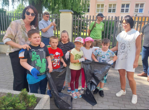 Lepiej mieszkać w czystym miejscu. Uczniowie i mieszkańcy sprzątali bydgoskie Okole