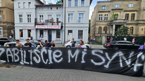 Milczący protest przed komendą policji. Po śmierci 27-latka w Inowrocławiu [zdjęcia]