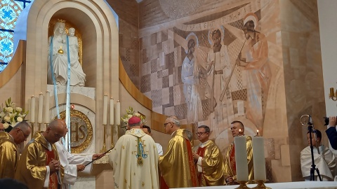Święto parafii w Niemczu. Biskup bydgoski dokonał koronacji figury Matki Boskiej z ołtarza