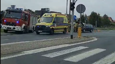 Kolizja w Osielsku. Auta zderzyły się na skrzyżowaniu Szosy Gdańskiej z ul. Centralną [wideo]