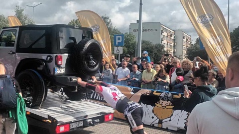 Zwykły człowiek nie podniósłby takiej walizki Zawody strongmanów w Inowrocławiu [zdjęcia]