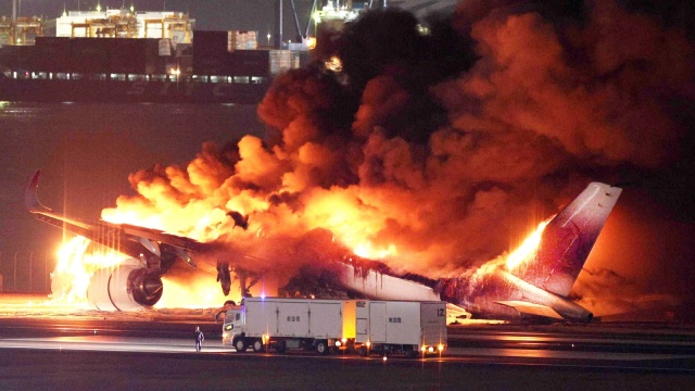 Zderzenie dwóch maszyn na lotnisku w Tokio. Samolot pasażerski stanął w ogniu