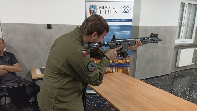 W Toruniu wyrośnie pokolenie strzelców Otwarto pierwszą wirtualną strzelnicę [zdjęcia, wideo]