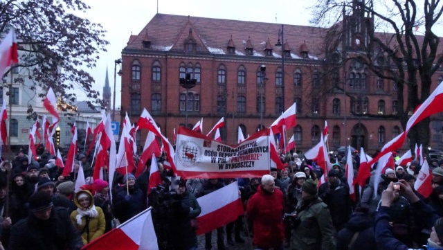 Protest przed Urzędem Wojewódzkim. W obronie mediów i więźniów politycznych [wideo, zdjęcia]