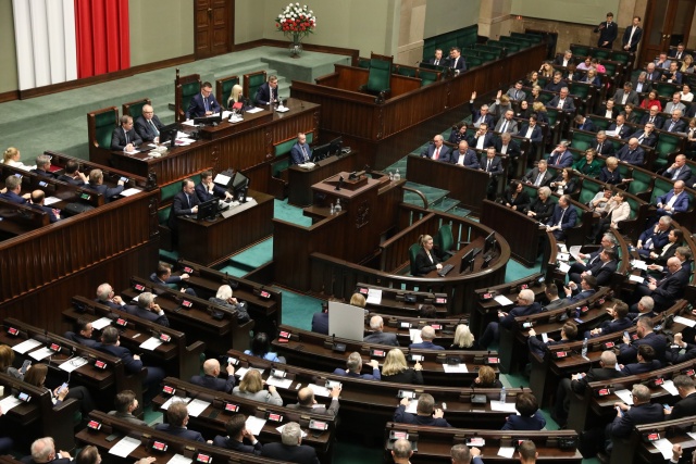 Podwyżki dla nauczycieli, 3 mld zł na NFZ. Sejm przyjął ustawą okołobudżetową