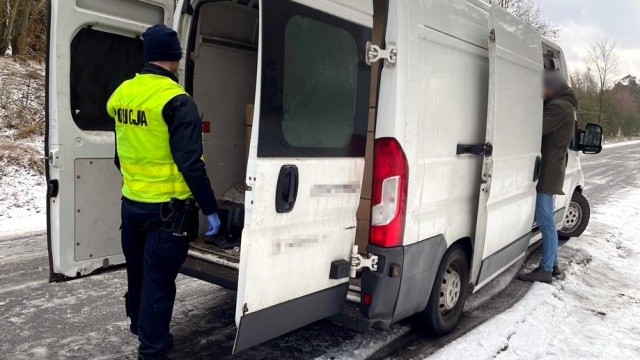 Policja goniła mocno przeładowanego busa. Na pace blisko półtorej tony tytoniu [wideo]