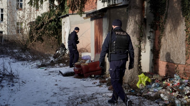 Zima nie odpuszcza. Policjanci kontrolują miejsca, w których znajdują się bezdomni [zdjęcia, wideo]