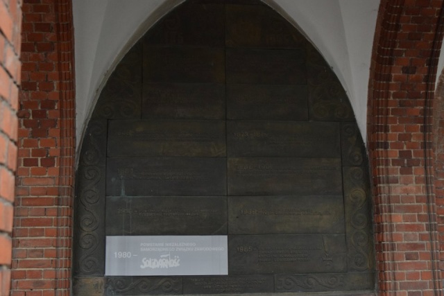 Spór o tablicę na budynku ratusza w Inowrocławiu. Sprawa trafiła do konserwatora zabytków