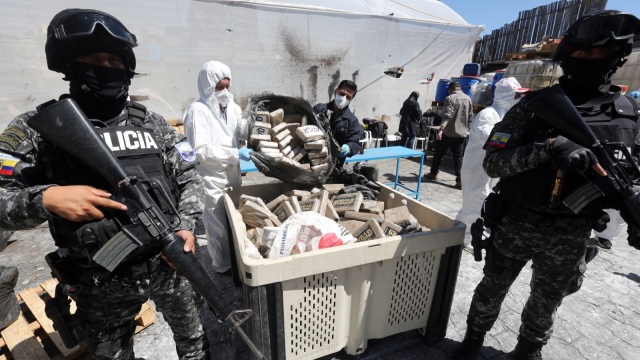 Ekwador: Władze rozpoczęły niszczenie 21,5 ton kokainy. Bloki będą zmieszane z wodą [wideo]