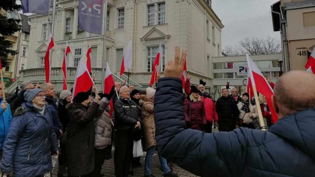 Manifestacja pod siedzibą Polskiego Radia PiK. Hasła przeciwko zmianom w mediach [zdjęcia]