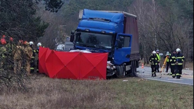 Śmiertelny wypadek na DK 10 w Przyłubiu. Zderzyły się samochód ciężarowy i osobowy [aktualizacja]