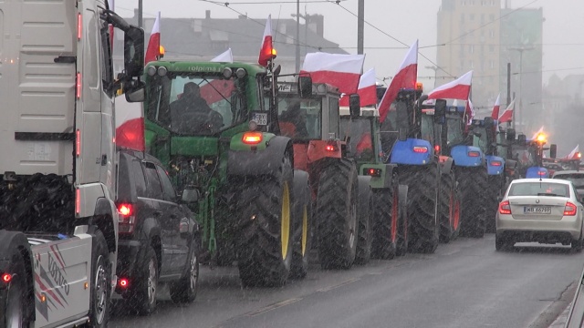 Rolniczy protest: płonące opony, w powietrzu gaz. Poszkodowana reporterka PR PiK [wideo, zdjęcia]