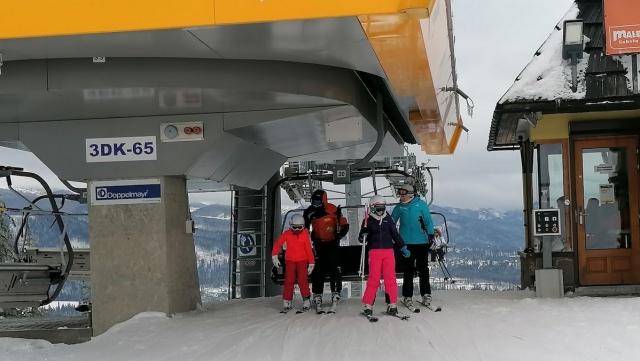 Stacje narciarskie zmagają się z ciepłą aurą, ale większość wyciągów w górach czynna