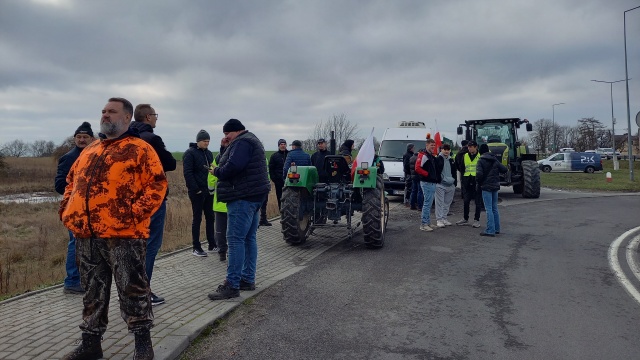Rolnicy zablokowali węzeł A1 w Turznie. Czekali na telefon z Warszawy [aktualizacja, zdjęcia]