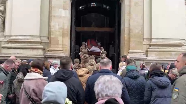 Mieszkańcy Lwowa: Niech Franciszek powie o negocjacjach matkom synów zabijanych przez Rosję [wideo]