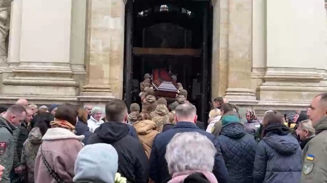 Mieszkańcy Lwowa: Niech Franciszek powie o negocjacjach matkom synów zabijanych przez Rosję [wideo]