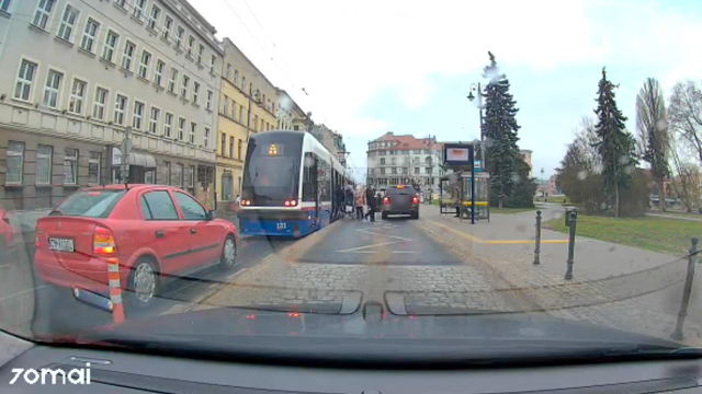 Przejechał autem między pieszymi na przystanku wiedeńskim. Uchwyciła to kamera [wideo]
