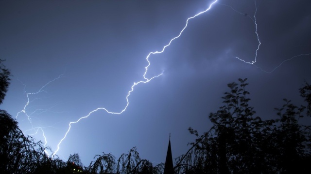 Trzeba patrzeć w niebo, synoptycy ostrzegają przed burzami w regionie