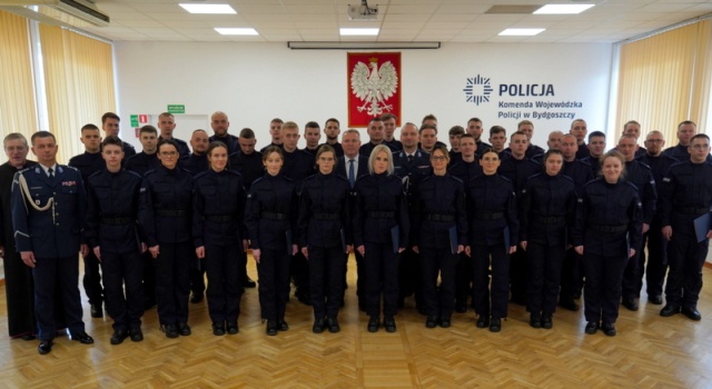 Będziecie się spotykali z trudną stroną życia. Ślubowanie policjantów w Bydgoszczy [zdjęcia]