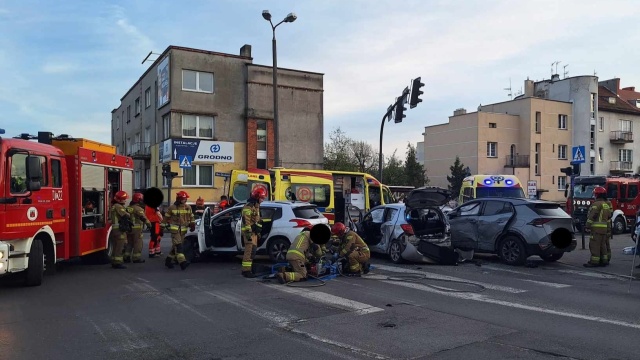 Cztery osoby zabrane do szpitala po kolizji trzech samochodów na Bielawach