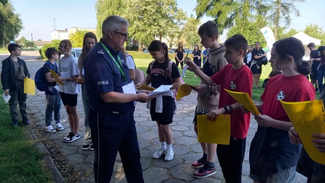 Nauka o zdrowiu na świeżym powietrzu. Gra terenowa Misja Profilaktyka w Karolewie [zdjęcia, wideo]