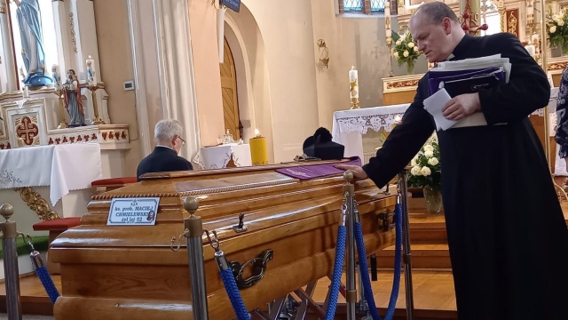 Kilkaset osób modliło się przy trumnie z ciałem ks. Macieja Chmielewskiego [zdjęcia, wideo]