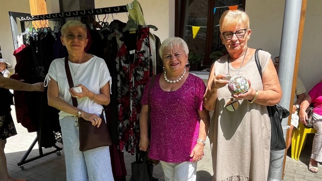 Seniorzy zorganizowali kiermasz rzeczy używanych. Każdy mógł wyszperać coś dla siebie