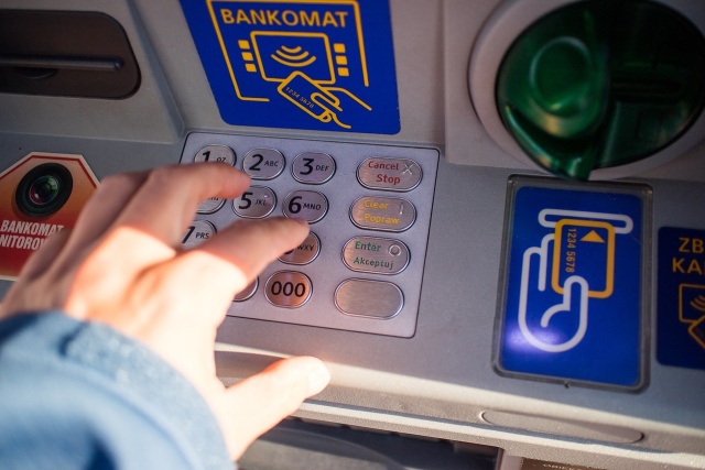 Seniorka z Kujaw i Pomorza straciła 55 tysięcy. Na wakacjach w Łebie dopadli ją oszuści
