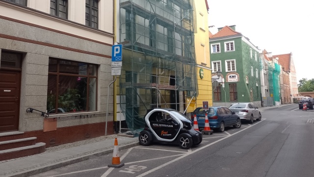 Koperty są dla turystów i restauracji. Mieszkańcy Starówki: Nie mamy gdzie parkować