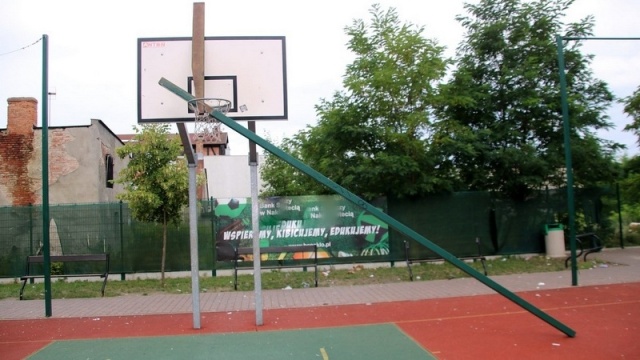Szesnastolatek i jego kolega wybili szyby na przystanku i zniszczyli sprzęt na boisku