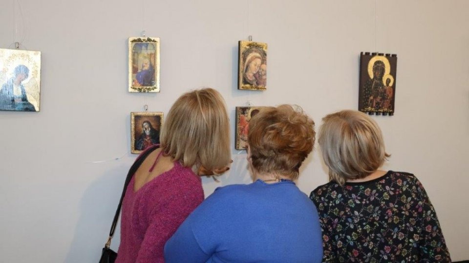W saloniku literacko-artystycznym Biblioteki Miejskiej w Inowrocławiu otwarto wystawę pod tytułem „Ikony - duchowe piękna”/fot. inowroclaw.pl