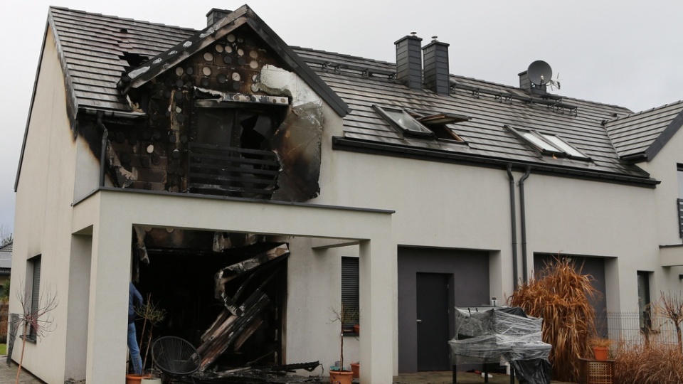 W pożarze domu w Murowańcu zginęła 41-letnia kobieta, a jej poparzony mąż i dwóch synów przebywają w szpitalach/fot. materiały policji