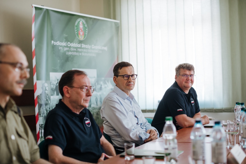 Mariusz Kamiński (drugi z lewej), były premier Mateusz Morawiecki (C) i Maciej Wąsik (P) /fot. Wikipedia/gov.pl