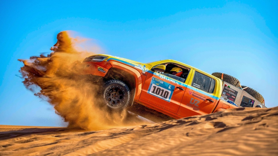 Dick Zuurmond z Holandii z Stitching Rainbow Truck Team kieruje swoim pojazdem podczas przygotowań do Rajdu Dakar 2024, w Al-Ula (Arabia Saudyjska), 4 stycznia 2024 r./PAP/EPA/Aaron Wishart