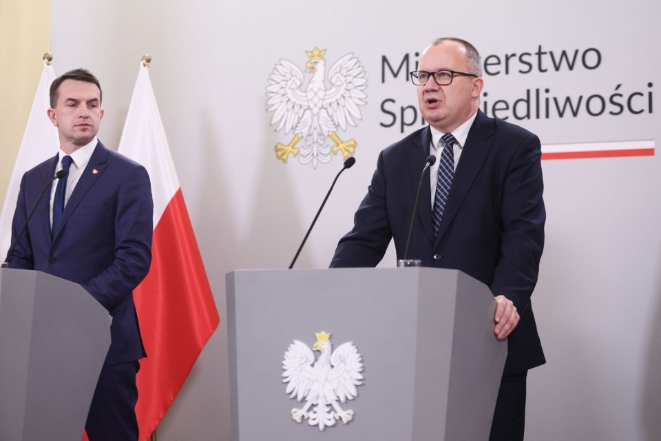 Konferencja prasowa, pt. Przystąpienie Polski do Prokuratury Europejskiej. Z prawej minister sprawiedliwości Ada Bodnar, po lewej minister do spraw Unii Europejskiej Adam Szłapka/ fot. PAP/Leszek Szymański