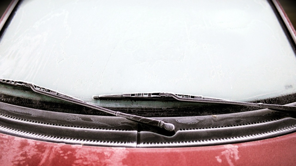 W czasie mrozów zostawione na parkingach auta zapadają w „sen zimowy". Trzeba się mocno postarać, żeby je dobudzić. Zdjęcie ilustracyjne/fot. Pixabay