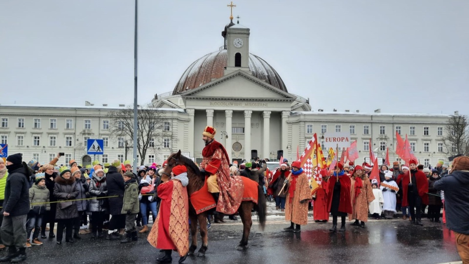 Królowie i kolędnicy wyszli na ulice Bydgoszczy, biorąc udział w Orszaku Trzech Króli/fot: Magdalena Gill