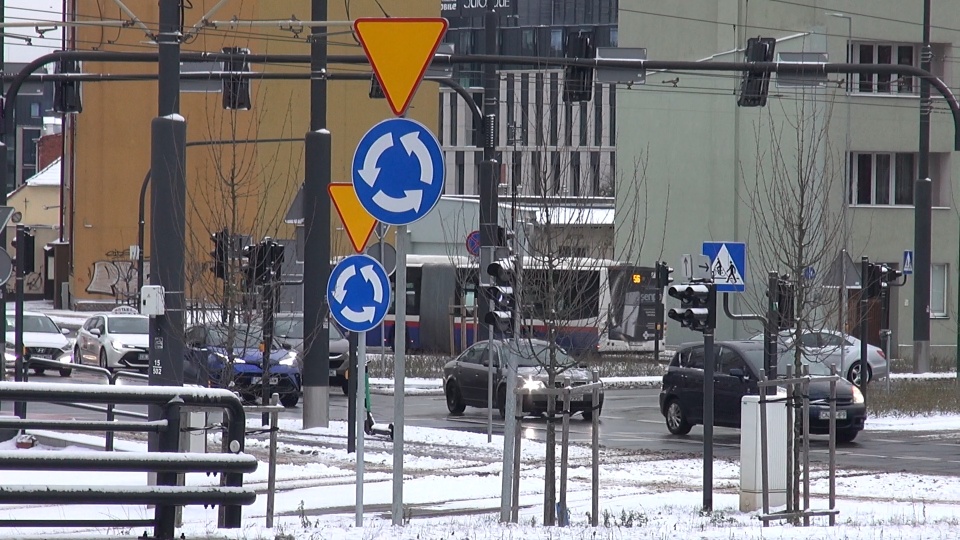 Przy okazji minusowych temperatur policjanci przypominają o zachowaniu bezpieczeństwa, m.in. na drodze/fot. jw