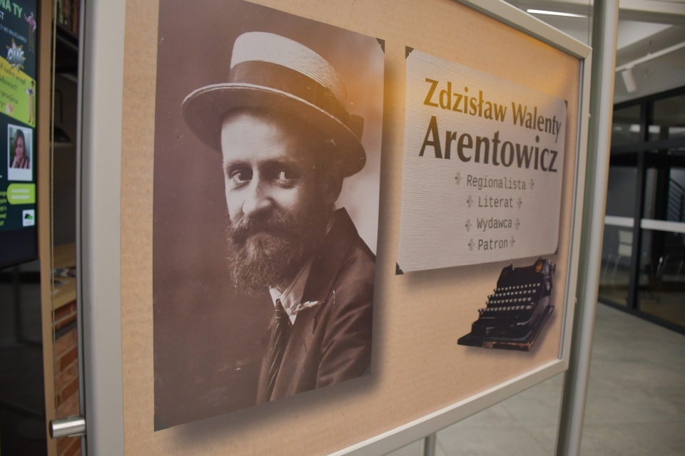 Patron włocławskiej biblioteki, Zdzisław Arentowicz może na nowo kształcić młodzież. Właśnie powstała cyfrowa wersja poety/fot: Facebook, Miejska Biblioteka Publiczna im. Zdzisława Arentowicza we Włocławku