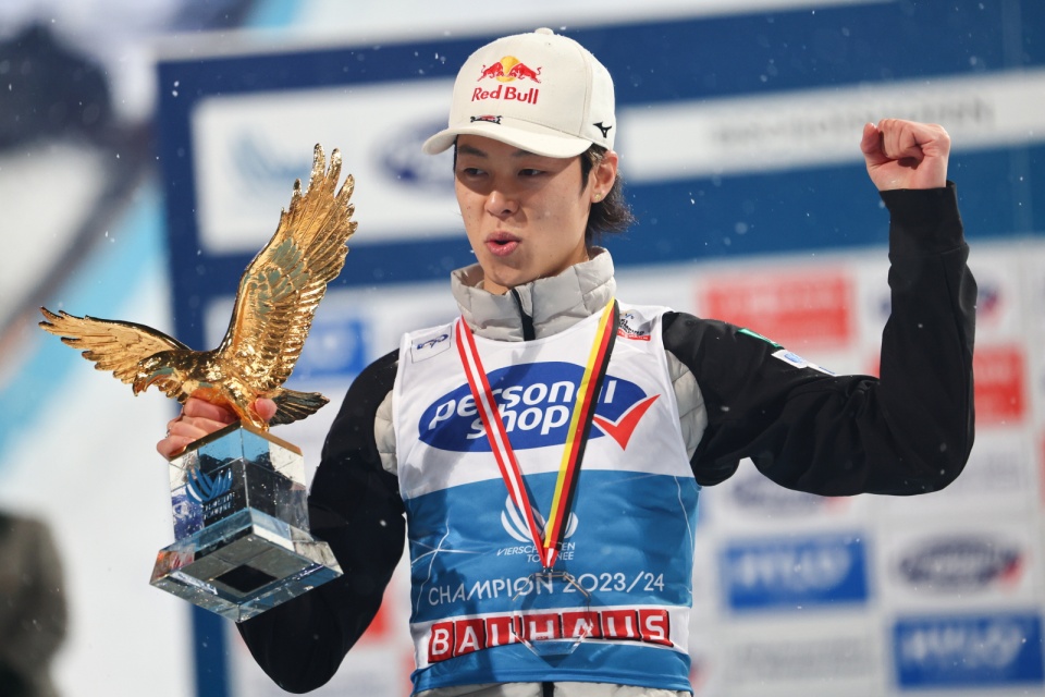 Ryoyu Kobayashi po raz trzeci w karierze wygrał Turniej Czterech Skoczni/fot.: PAP/EPA/Anna Szilagyi